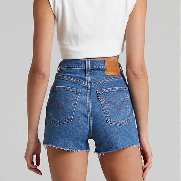 2 for $60 SALE! ⭐️ Levi’s Ribcage short in Jive Outlasted - medium wash - Picture 3 of 9